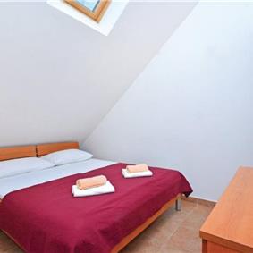 2 Bedroom Apartment with Balcony Sea View in Milna, Hvar, Sleeps 6